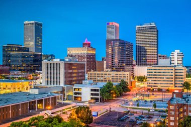 Tulsa, Oklahoma, ABD şehir merkezi alacakaranlıkta ufuk çizgisi.