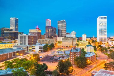 Tulsa, Oklahoma, ABD şehir merkezi alacakaranlıkta ufuk çizgisi.