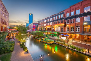 Oklahoma City, Oklahoma, Bricktown 'da alacakaranlıkta ABD manzarası.