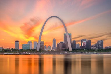 St. Louis, Missouri, ABD şehir merkezi alacakaranlıkta kemer ve adliye ile.