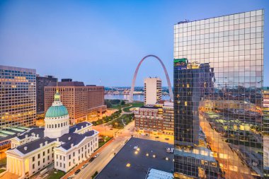 St. Louis, Missouri, ABD şehir merkezi alacakaranlıkta kemer ve adliye ile.