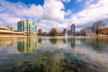 Huntsville, Alabama, ABD Parkı ve şehir cityscape.