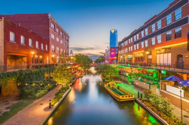 Oklahoma City, Oklahoma, Bricktown 'da alacakaranlıkta ABD manzarası.