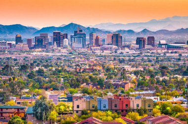 Phoenix, Arizona, ABD Alacakaranlıkta şehir manzarası.
