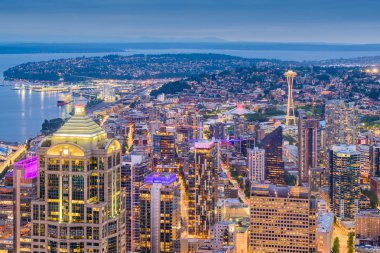 Alacakaranlıkta yukarıdan Seattle, Washington, ABD'deki şehir manzarası.