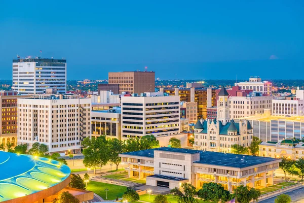 Wichita Kansas Amerikai Egyesült Államok Belvárosi Skyline Alkonyatkor — Stock Fotó