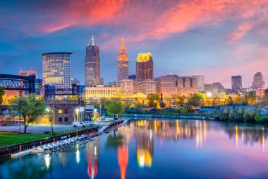 Cleveland, Ohio, Amerika Birleşik Devletleri manzarası Cuyahoga Nehri üzerinde.