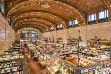 Cleveland, Ohio - 30 Ekim 2017: West Side Market iç. Cleveland'daki en eski işletim çarşı yer olarak kabul edilir.