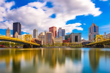 Pittsburgh, Pennsylvania, ABD skyline Allegheny Nehri üzerinde.