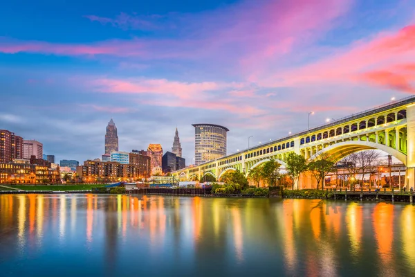 Cleveland Ohio Eua Skyline Centro Cidade Rio Cuyahoga Crepúsculo — Fotografia de Stock