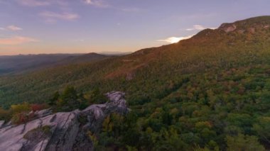 Blue Ridge Mountains manzara Linn Cove Viyadük ve büyükbaba Dağı.
