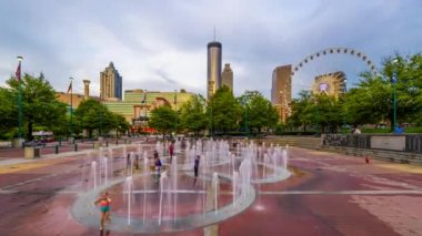 Atlanta, Georgia - 21 Ağustos 2016: Ziyaretçi Centennial Olympic Park'ın dönüm noktası pınarlarına oynamak. Parkta 1996 Yaz Olimpiyatları için inşa edilmiş ve popüler bir hedef kalır.