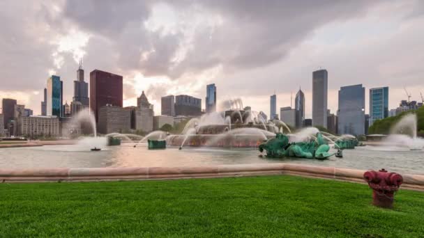 バッキンガム噴水からシカゴ イリノイ 米国のスカイラインの時間経過 — ストック動画