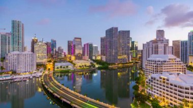 Biscayne Körfezi üzerinden Miami, Florida, ABD şehir manzarası.
