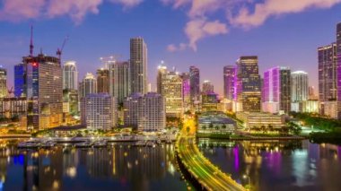 Biscayne Körfezi üzerinden Miami, Florida, ABD şehir manzarası.