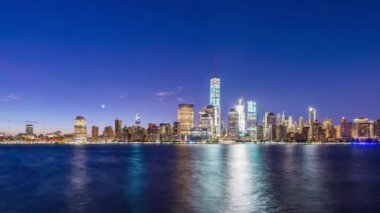 New York, New York, ABD finans bölgesine manzarası karşısında New York Harbor alacakaranlıkta.