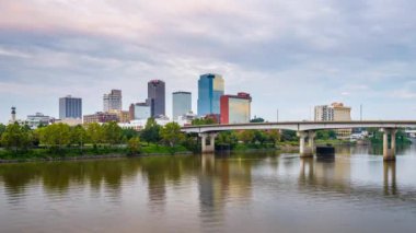 Little Rock, Arkansas, ABD şehir manzarası Arkansas Nehri üzerinde.