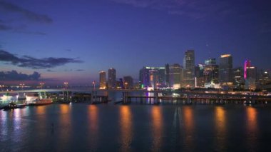 Geceleri su Miami, Florida, ABD şehir manzarası.