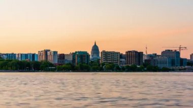 Madison, Wisconsin, ABD şehir merkezi alacakaranlıkta Monona Gölü 'nde gökyüzü..