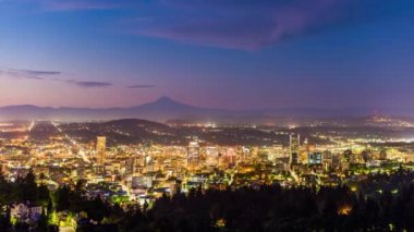 Portland, Oregon şehir şehir manzarası zaman atlamalı Mt. Hood ile.