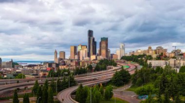Seattle, Washington, ABD şehir merkezi alacakaranlıkta ufuk çizgisi ve otoyollar.