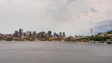 Seattle, Washington, ABD'deki şehir manzarası zaman atlamalı Göl Birliği üzerinde.