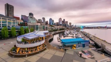 Seattle, Washington, ABD İskelesi ve alacakaranlıkta ufuk çizgisi.