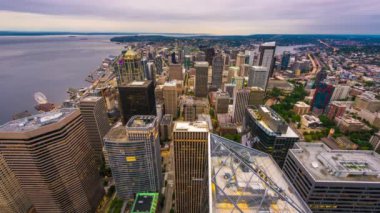 Yukarıda sağa sola alacakaranlık gece Seattle, Washington, ABD'deki şehir manzarası.