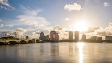 West Palm Beach, Florida, ABD şehir cityscape gün batımında.
