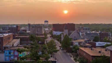 Gün batımı, Columbia, Missouri, ABD şehir manzarası.