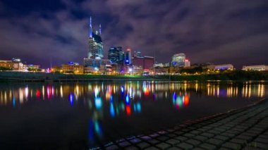 Nashville, Tennessee, ABD Alacakaranlıkta şehir manzarası.