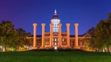 Columbia, Missouri, ABD tarihi kampüs ve sütunlar.