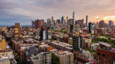 New York, New York, ABD finans bölgesine Lower East Side alacakaranlıkta manzarası.