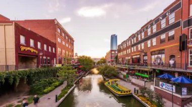 Oklahoma City, Oklahoma - 1 Eylül 2018: Ziyaretçiler Bricktown nehir yürümek şehir Oklahoma City zevk. Bu tarihi ve bir kez terk edilmiş bölge geç 90 beri canlanmış.