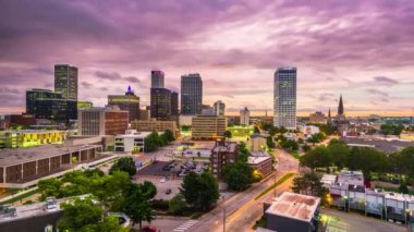 Tulsa, Oklahoma, ABD şehir merkezi alacakaranlıkta ufuk çizgisi.
