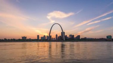 St. Louis, Missouri, ABD şehir cityscape alacakaranlıkta Mississippi Nehri üzerinde.