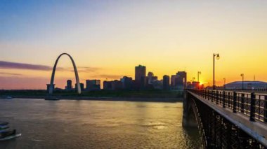 St. Louis, Missouri, ABD şehir manzarası gece günbatımı gelen Mississippi Nehri üzerinde.