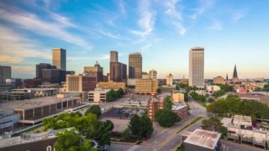 Tulsa, Oklahoma, ABD şehir merkezi alacakaranlıkta ufuk çizgisi.