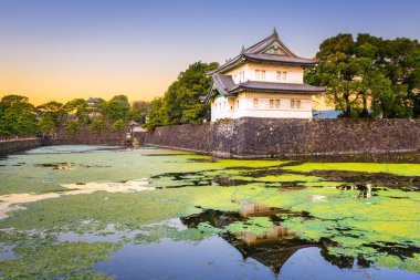 Tokyo, Japonya gözcü kulesinde İmparatorluk Sarayı hendek.