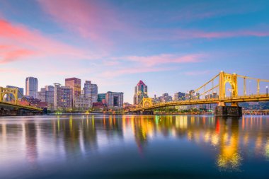 Pittsburgh, Pennsylvania, ABD skyline Allegheny Nehri üzerinde.