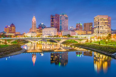 Columbus, Ohio, Amerika Birleşik Devletleri manzarası alacakaranlıkta Nehri üzerinde.