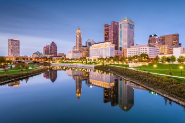 Columbus, Ohio, Amerika Birleşik Devletleri manzarası alacakaranlıkta Nehri üzerinde.
