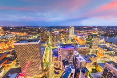 Alacakaranlıkta yukarıdan Cincinnati, Ohio, Amerika Birleşik Devletleri manzarası.
