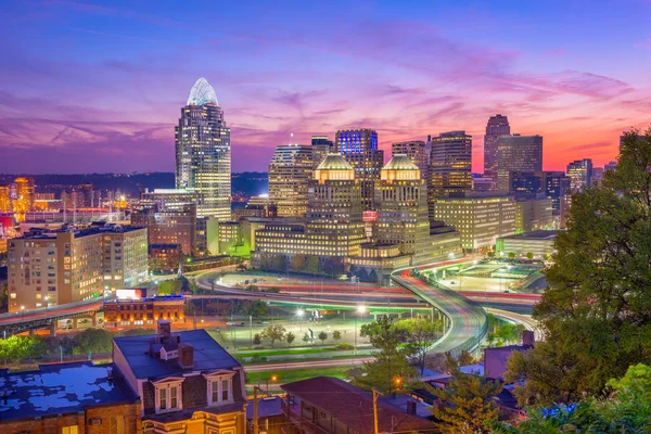 Alacakaranlıkta Şehir Cityscape Cincinnati Ohio Amerika Birleşik Devletleri — Stok fotoğraf