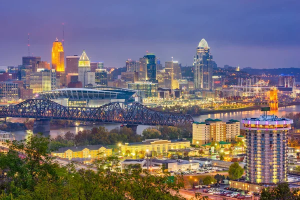 Cincinnati Ohio Amerikai Egyesült Államok Skyline Cuyahoga Folyó Alkonyatkor — Stock Fotó