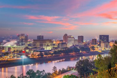 Charleston, Batı Virginia, ABD skyline Nehri alacakaranlıkta.
