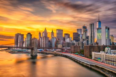 New York, New York, ABD daha düşük Manhattan siluetinin Doğu Nehri ile güneş battıktan sonra Brooklyn Köprüsü.
