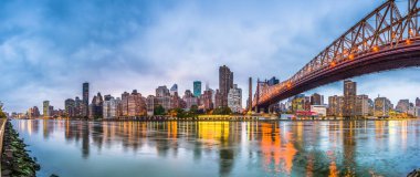 Queensboro Bridge ile Doğu Nehri Manhattan New York, New York, ABD skyline alacakaranlıkta.
