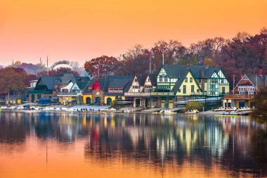 Philadelphia, Pennsylvania, ABD şafak, kayıkhane okunur Schuylkill Nehri üzerinde.