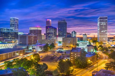 Tulsa, Oklahoma, ABD skyline alacakaranlıkta.
